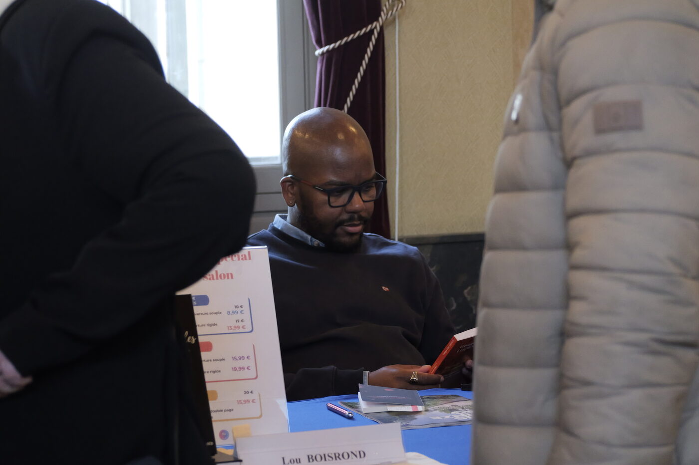 Soucaneau Gabriel présentant son livre en salon